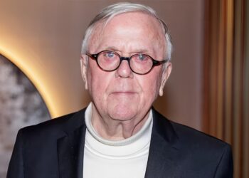 Harry Mens (78) heeft een nieuwe jonge vriendin en dat is een hele bekende