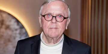 Harry Mens (78) heeft een nieuwe jonge vriendin en dat is een hele bekende