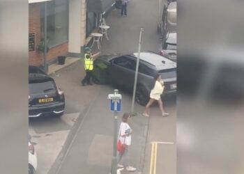 Vrouw denkt wel even op invalide parkeerplaats te kunnen parkeren: omstanders gaan helemaal los