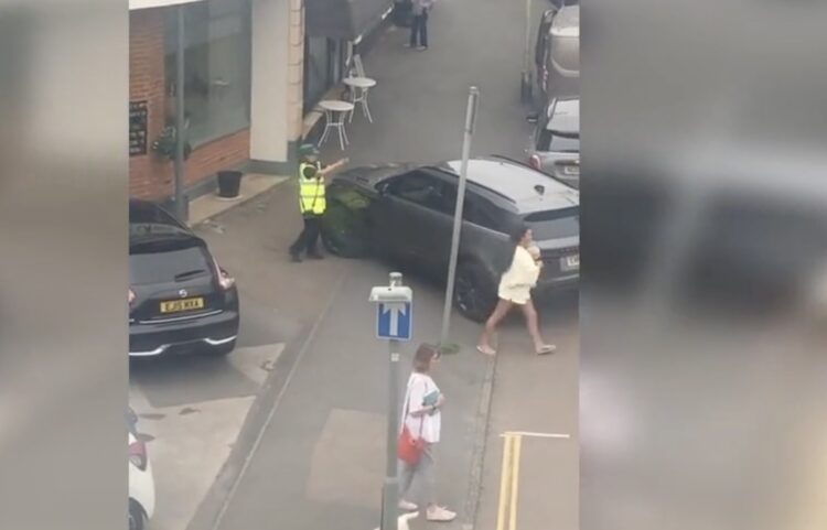 Vrouw denkt wel even op invalide parkeerplaats te kunnen parkeren: omstanders gaan helemaal los