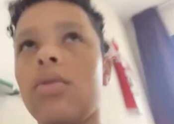 Tienerjongetje heeft een grote muil als politieagent hem thuis komt arresteren