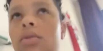 Tienerjongetje heeft een grote muil als politieagent hem thuis komt arresteren