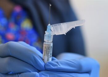 Nieuwe golf door schokkende COVID-variant ‘Nimbus’: dit symptoom klinkt angstaanjagender dan ooit