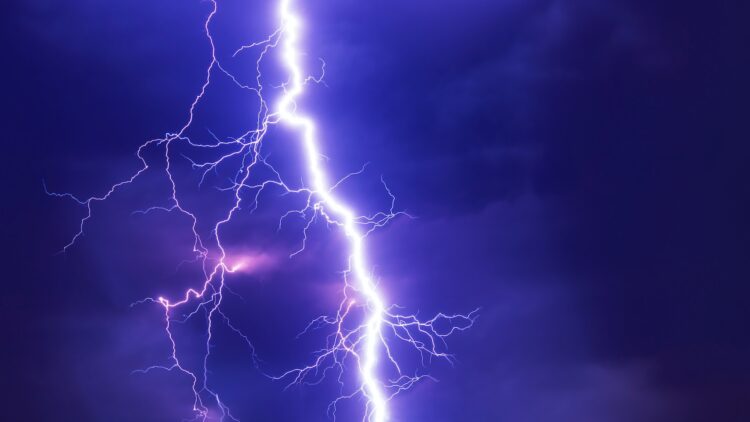 Weerdiensten waarschuwen: extreem weer opkomst in korte tijd veel onweer, hagel, wind en veel regen verwacht