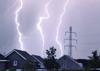 Weeralarm KNMI: Heftig noodweer verwacht en iedereen moet er rekening mee houden