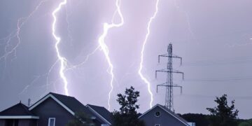 Weeralarm KNMI: Heftig noodweer verwacht en iedereen moet er rekening mee houden