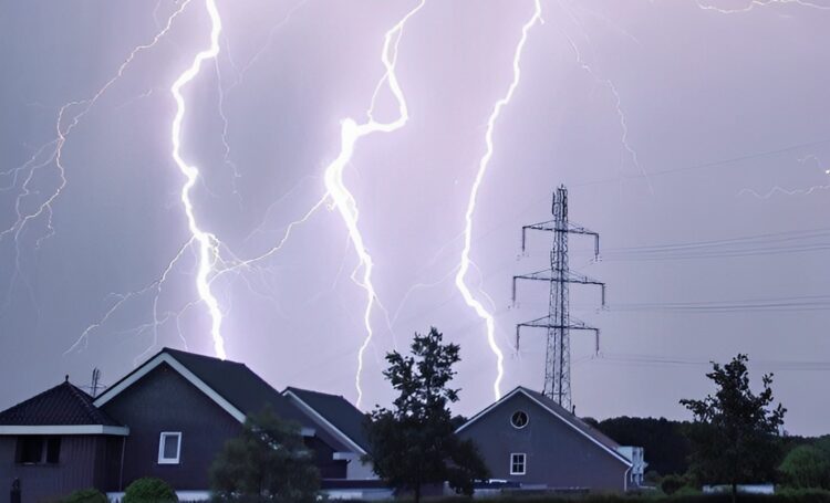 Weeralarm KNMI: Heftig noodweer verwacht en iedereen moet er rekening mee houden