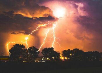 Weerdiensten waarschuwen: extreem weer opkomst in korte tijd veel onweer, hagel, wind en veel regen verwacht