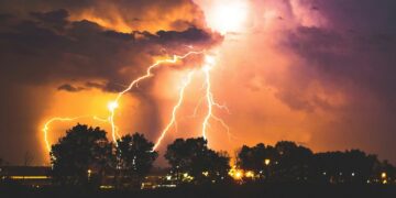 Weerdiensten waarschuwen: extreem weer opkomst in korte tijd veel onweer, hagel, wind en veel regen verwacht