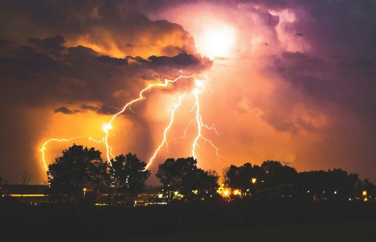 Weerdiensten waarschuwen: extreem weer opkomst in korte tijd veel onweer, hagel, wind en veel regen verwacht