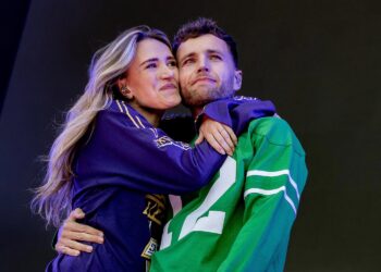 Staande ovatie voor Suzan en Freek tijdens hun eerste optreden: ‘Kippenvel‘