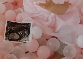 Deze realityster is opnieuw in verwachting: “We voegen er nog een mini-mensje aan toe”