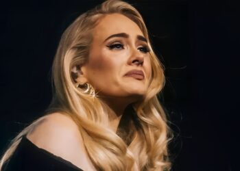 Ze kondigde zichzelf niet aan—ze liep gewoon naar binnen en begon te zingen. Tijdens de uitvaart van Diogo Jota zong Adele in alle stilte “Hometown Glory.”