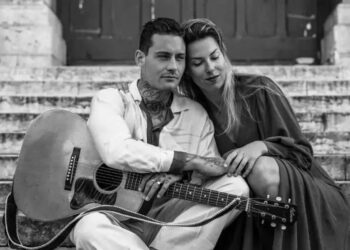 Bevestigd: Douwe Bob na advies politie op de vlucht met gezin