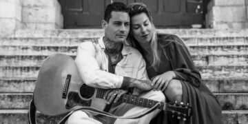 Bevestigd: Douwe Bob na advies politie op de vlucht met gezin