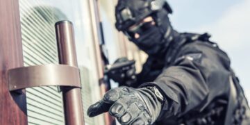 FIOD valt woning binnen van dochter beroemde artiest