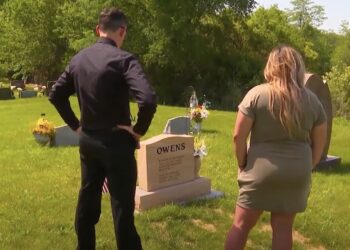 Ophef om bizarre boodschap op grafsteen: ”Vond hij mooi”