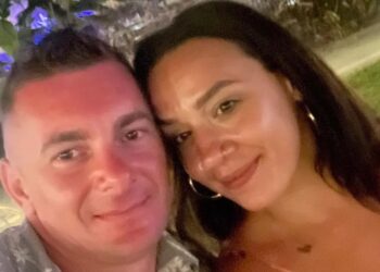 Moeder en zesjarige kind betrokken bij misdrijf en aangehouden op het vliegveld