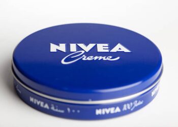 Dit blauwe blikje is nog steeds onmisbaar: waarom Nivea Crème nog steeds in jouw badkamer hoort