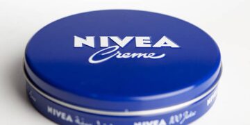 Dit blauwe blikje is nog steeds onmisbaar: waarom Nivea Crème nog steeds in jouw badkamer hoort