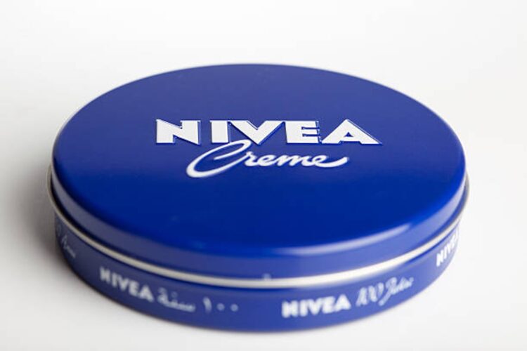 Dit blauwe blikje is nog steeds onmisbaar: waarom Nivea Crème nog steeds in jouw badkamer hoort