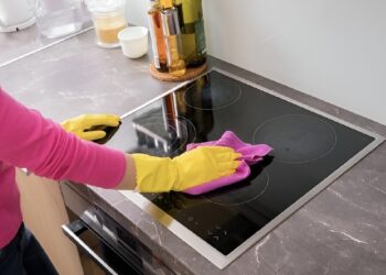 9 tips om een vieze glaskookplaat er weer als nieuw uit te laten zien
