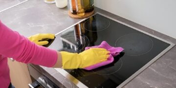 9 tips om een vieze glaskookplaat er weer als nieuw uit te laten zien