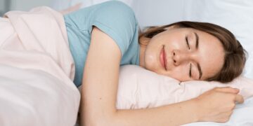 Artsen verdeeld: is slapen met een beha schadelijk of juist goed voor je borsten