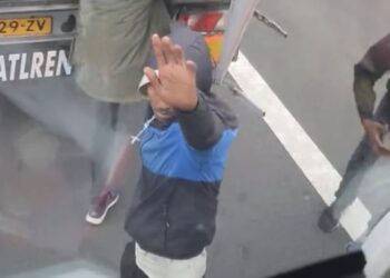 Bizar: Nederlandse chauffeur overrompeld door migrantenactie op Europese snelweg