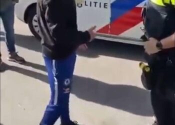 Agent laat zien wie er de baas is: kansparel moet even zijn grote mond houden