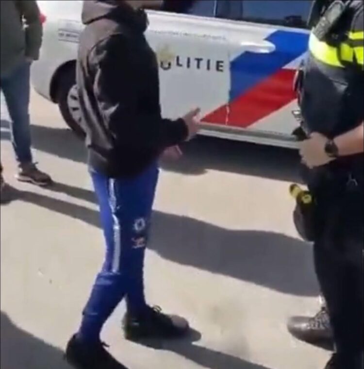 Agent laat zien wie er de baas is: kansparel moet even zijn grote mond houden