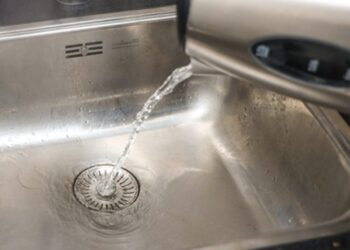 Experts bevestigen: dit gebeurt er als je kokend water in de afvoer giet