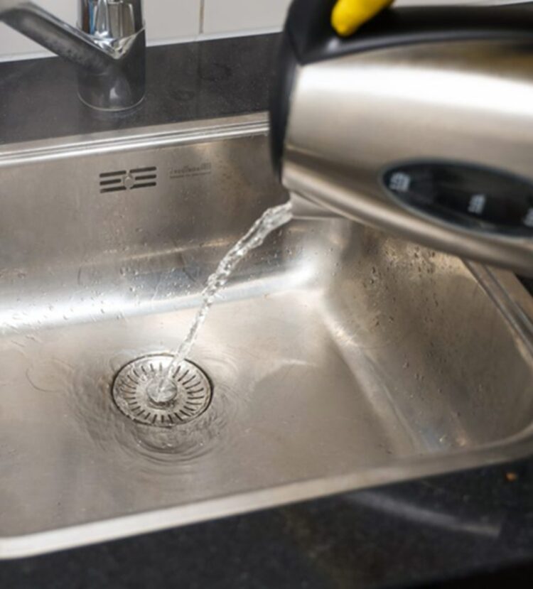 Experts bevestigen: dit gebeurt er als je kokend water in de afvoer giet