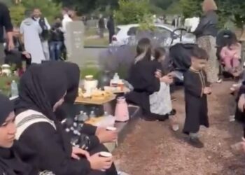 Nieuwkomers hebben lak en houden een picknick op de begraafplaats