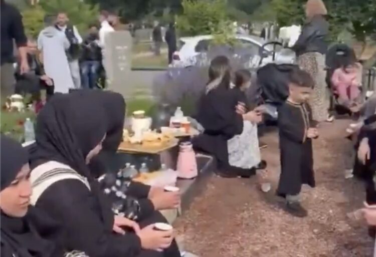 Nieuwkomers hebben lak en houden een picknick op de begraafplaats