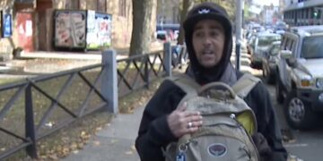 Dakloze man vindt 10.000 – wat hij daarna deed, had niemand verwacht