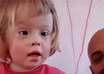 Dit kleine meisje met downsyndroom werd steeds afgewezen, tot één man haar hart veroverde