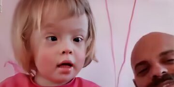 Dit kleine meisje met downsyndroom werd steeds afgewezen, tot één man haar hart veroverde