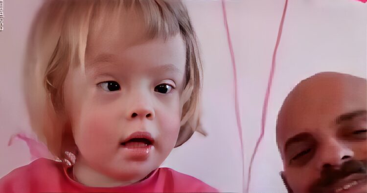 Dit kleine meisje met downsyndroom werd steeds afgewezen, tot één man haar hart veroverde