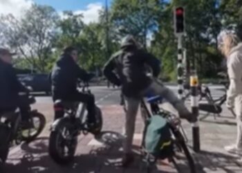 Fatbiker veroorzaakt aanrijding en spuugt daarna respectloos op medeweggebruiker