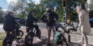 Fatbiker veroorzaakt aanrijding en spuugt daarna respectloos op medeweggebruiker