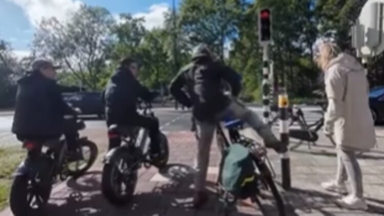 Fatbiker veroorzaakt aanrijding en spuugt daarna respectloos op medeweggebruiker