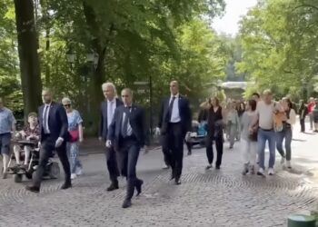 Spannende dag in de Efteling: Wilders krijgt scheldkanonnade tijdens bezoek