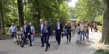 Spannende dag in de Efteling: Wilders krijgt scheldkanonnade tijdens bezoek