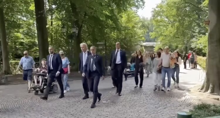 Spannende dag in de Efteling: Wilders krijgt scheldkanonnade tijdens bezoek