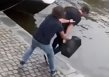 Kees van der Spek duwt man het water in: video gaat als een lopen vuurtje rond