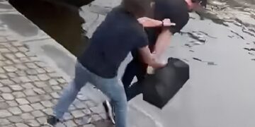 Kees van der Spek duwt man het water in: video gaat als een lopen vuurtje rond