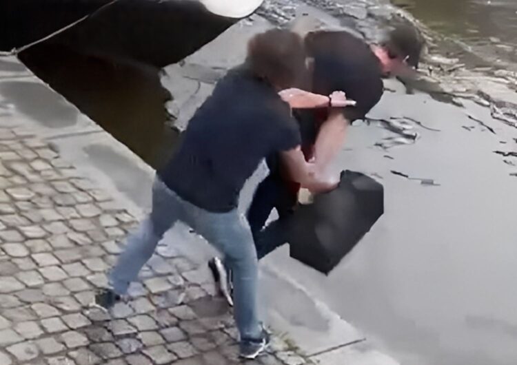 Kees van der Spek duwt man het water in: video gaat als een lopen vuurtje rond