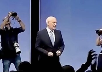 Beelden: Woeste Frans Timmermans verliest zelfbeheersing, dit kan toch niet