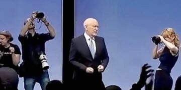 Beelden: Woeste Frans Timmermans verliest zelfbeheersing, dit kan toch niet